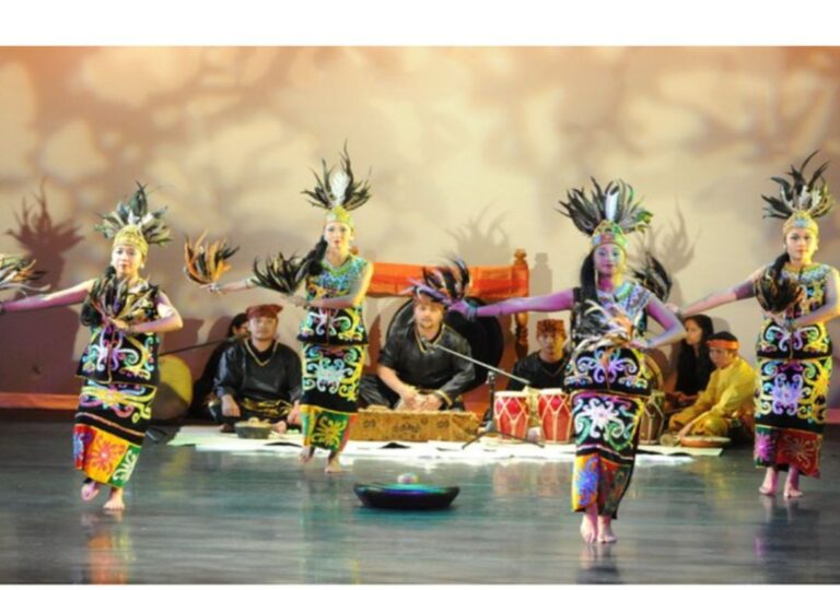 Tarian burung enggang