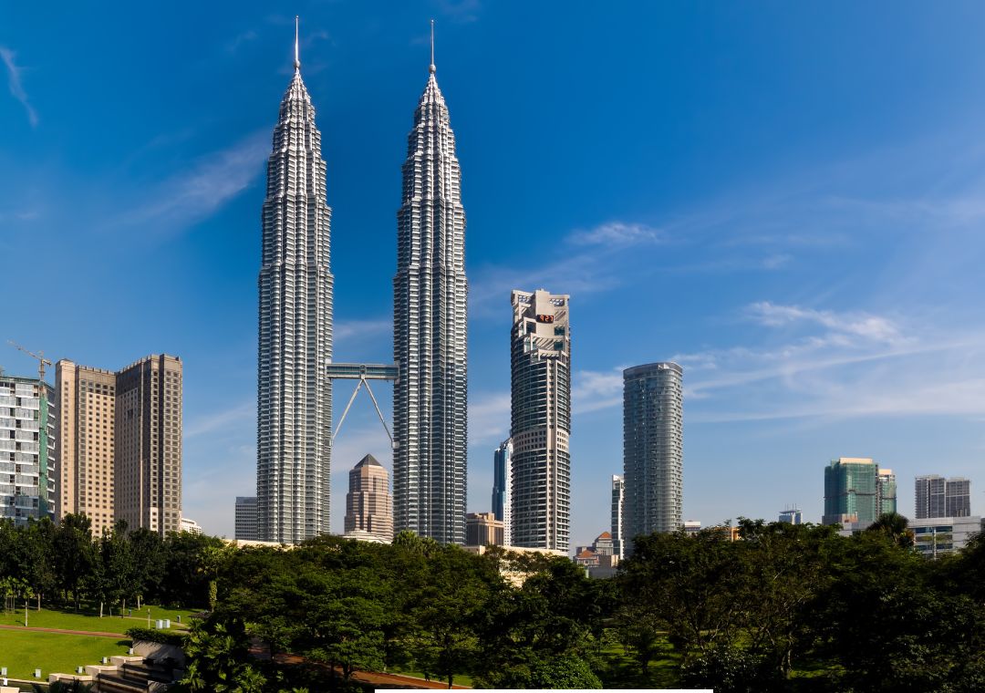 Jelaskan perbedaan karakteristik bentang alam yang berupa pegunungan di Malaysia barat dan Malaysia timur
